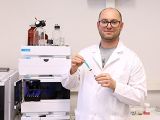 Dr inż. Maciej Serda z Uniwersytetu Śląskiego w Katowicach pracujne nad nanoterapeutykami fullerenowymi do leczenia i diagnozowania nowotworów trzustki