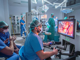 Operacja z wykorzystaniem robota chirurgicznego Versius w szpitalu Salve Medica